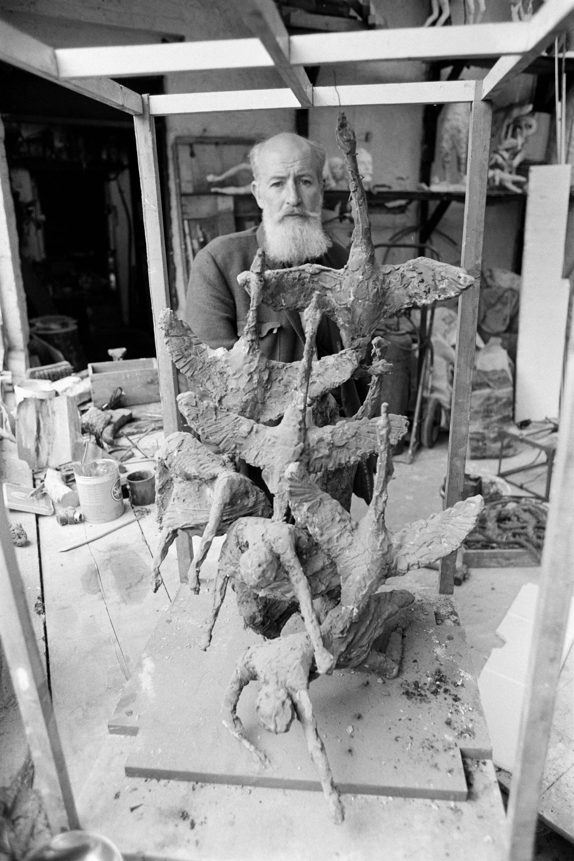 Irish sculptor Oisín Kelly (1971). © RTÉ Stills Library. 